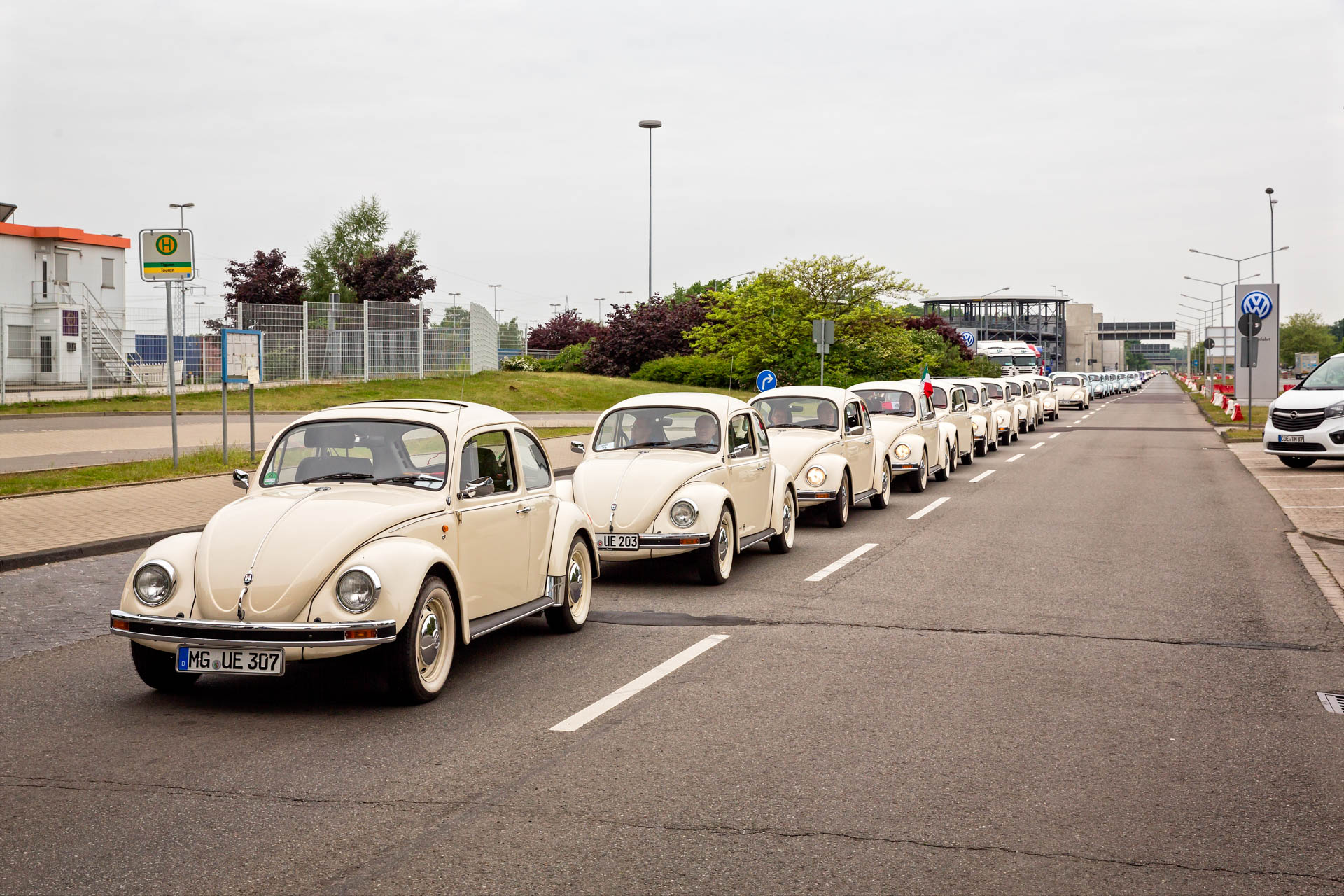 In front of the factory gate in Wolfsburg (© Marek Kruszewski)