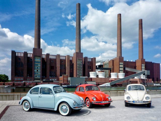 Drei Última-Käfer vor dem alten Kraftwerk